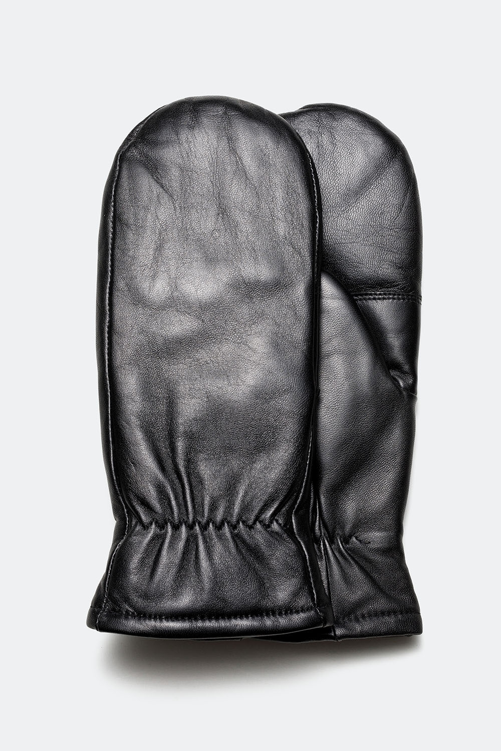 Sorte vanter i skind