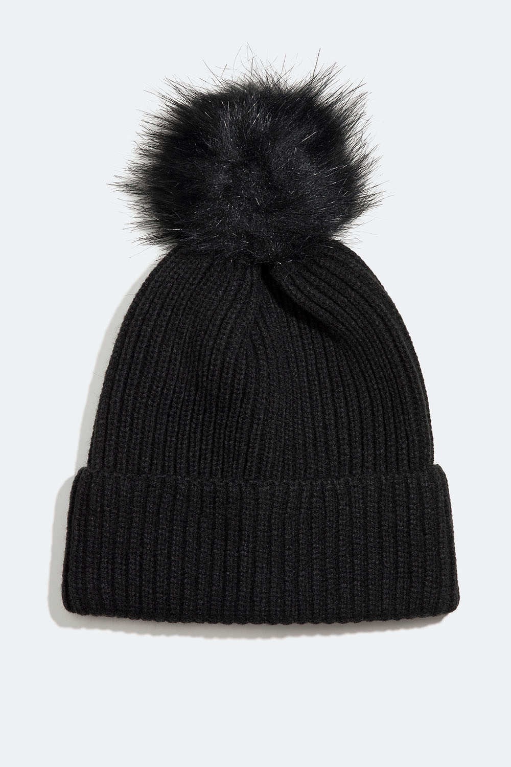 Sort ribstrikket hue med kvast