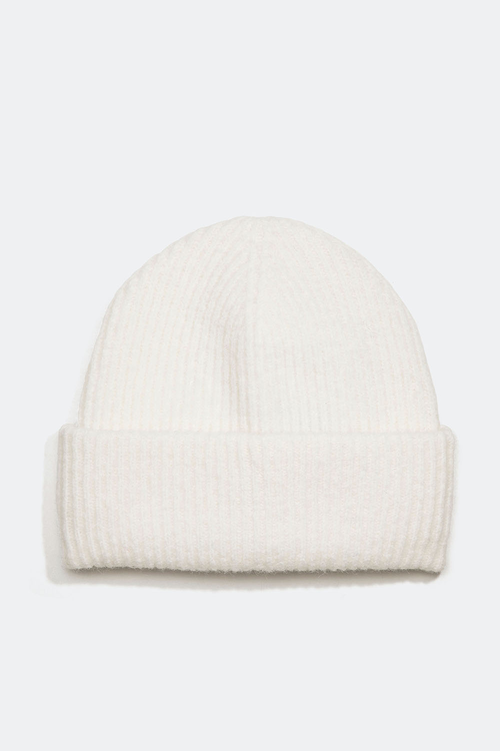 Ribstrikket hue i hvid