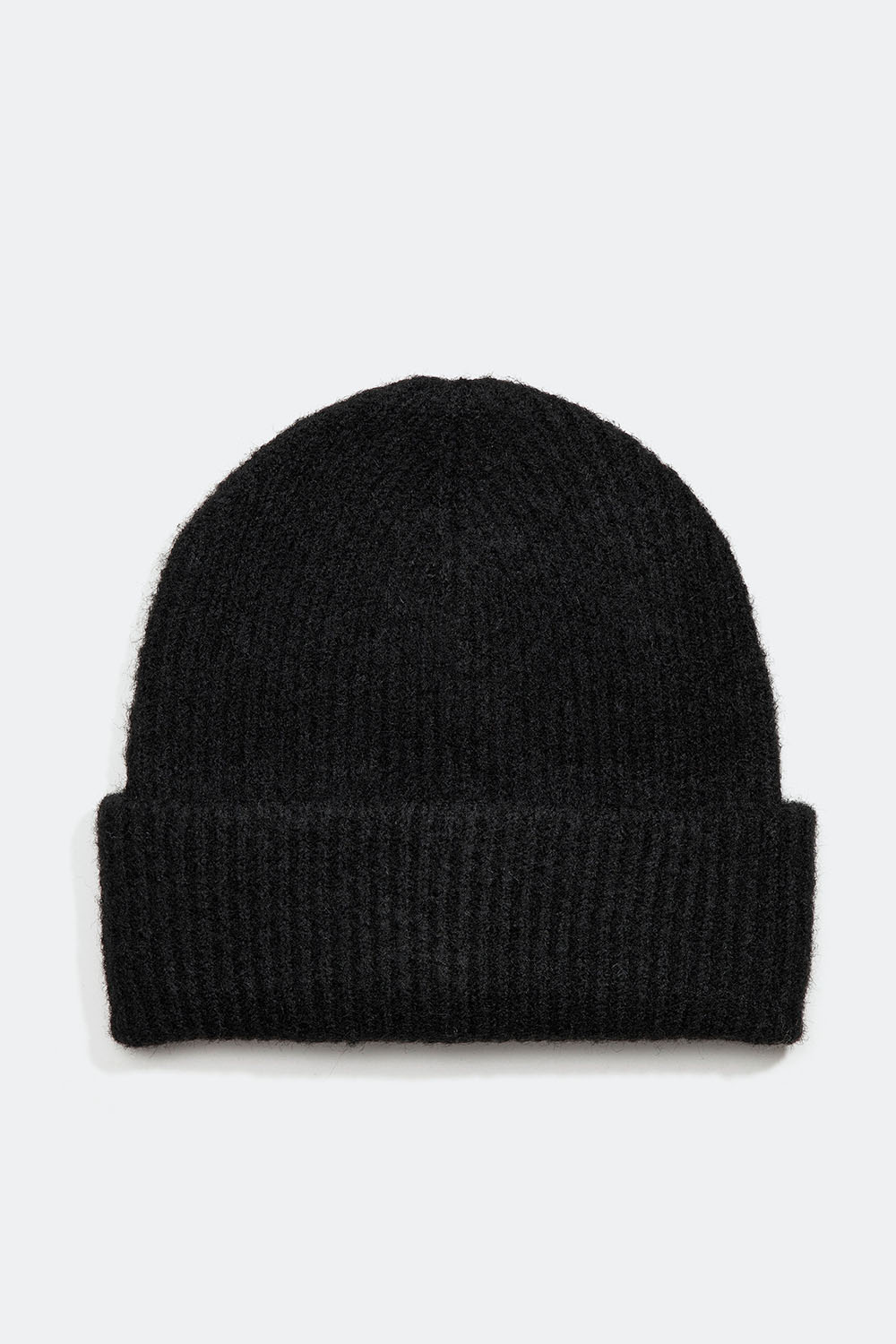 Ribstrikket hue i sort