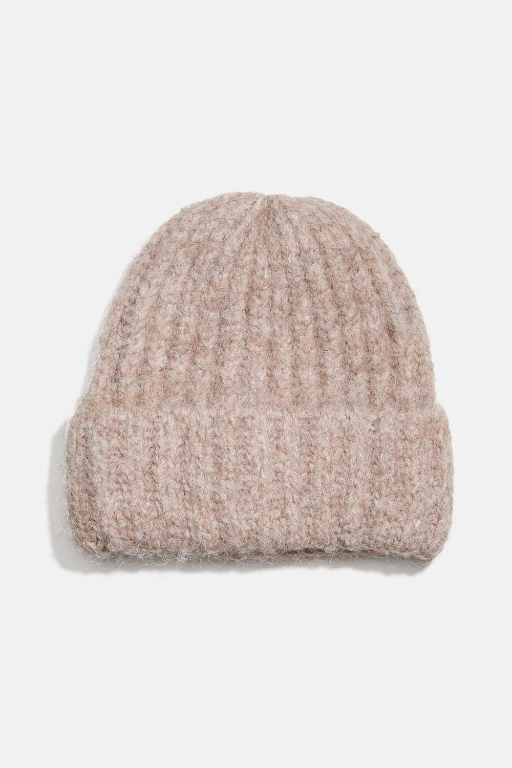 Beige ribstrikket hue i uldblanding