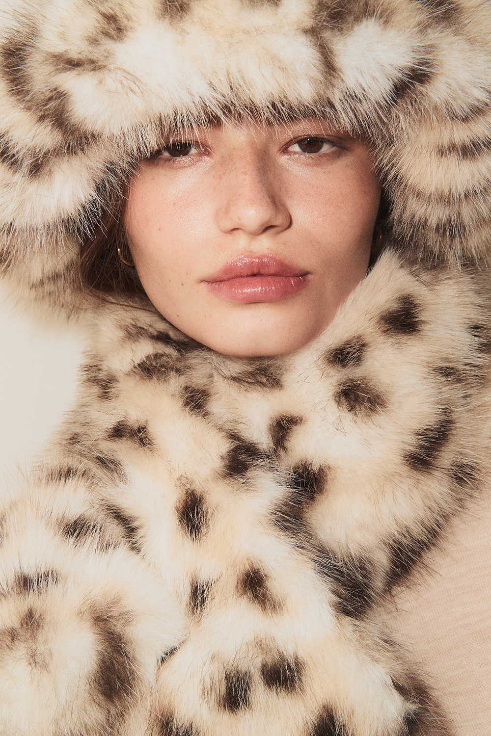 Hue med leopardprint og imiteret pels