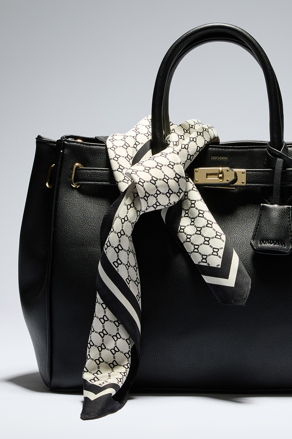 Tørklæde i silkeimitation med DD-mønster