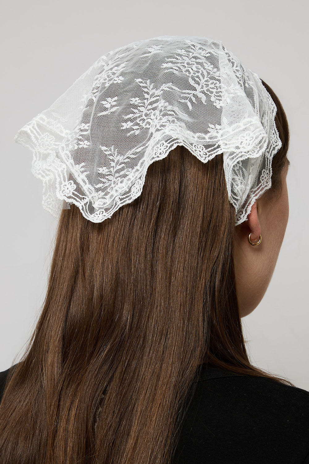 Hvidt tørklæde i blondestof