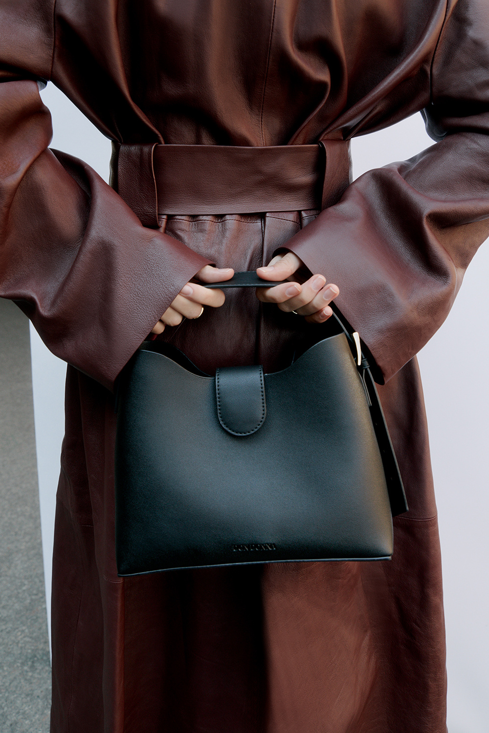 Sort taske med bred skulderrem