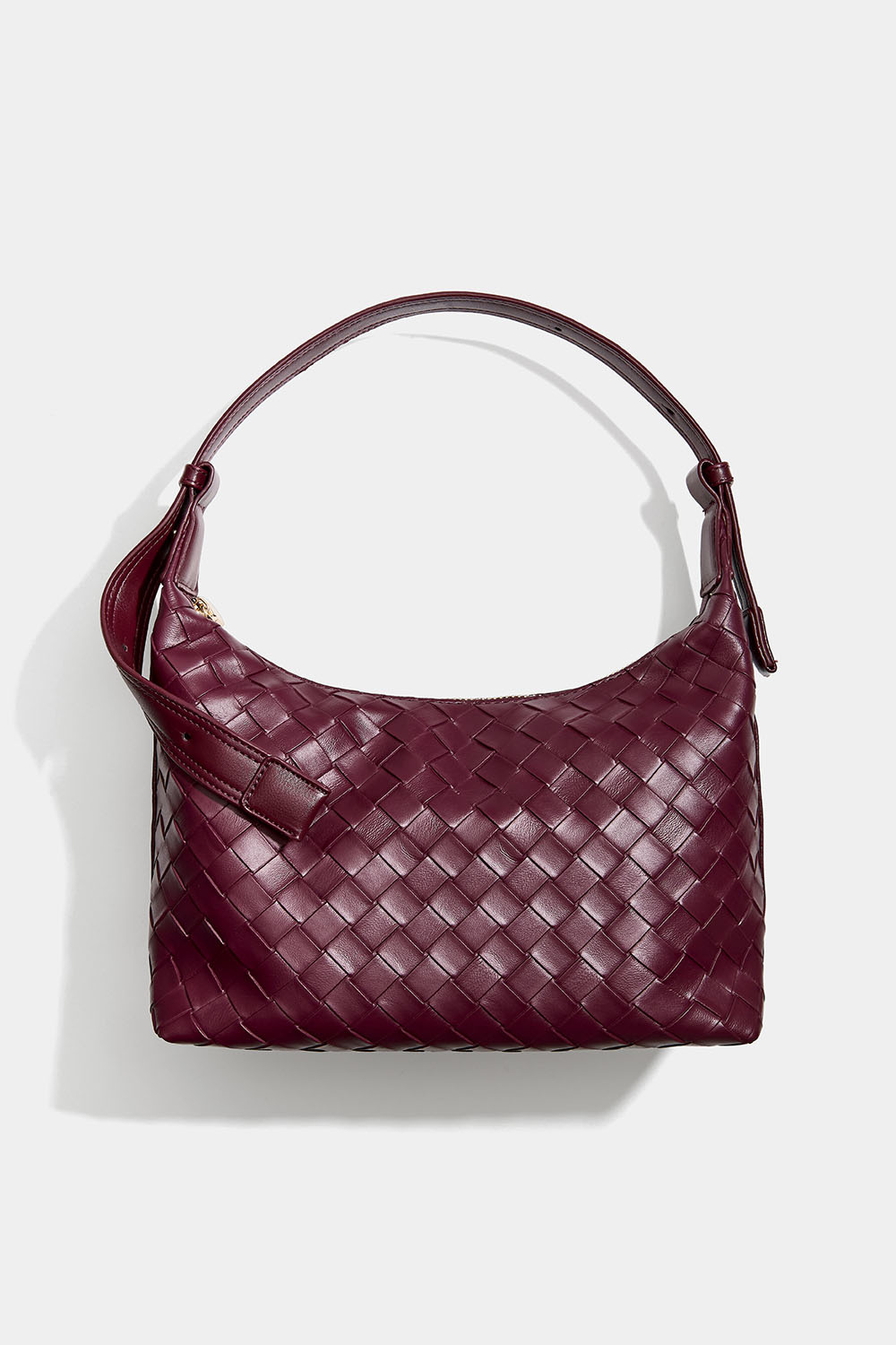 Vinrød håndtaske med flettet struktur