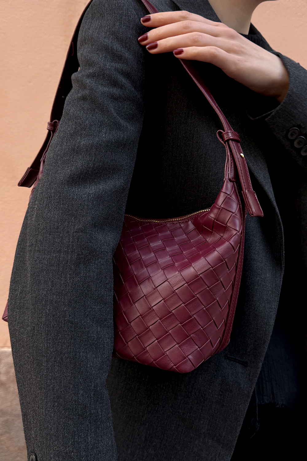 Vinrød håndtaske med flettet struktur