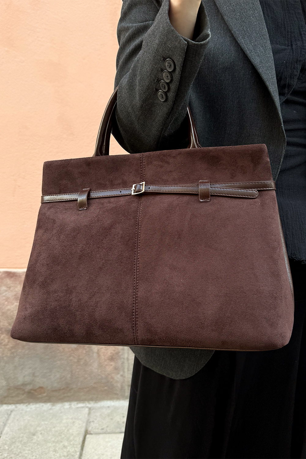 Brun taske med bæltedetalje