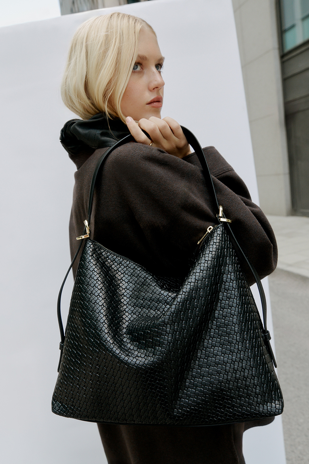 Sort hobo-taske med vævet struktur