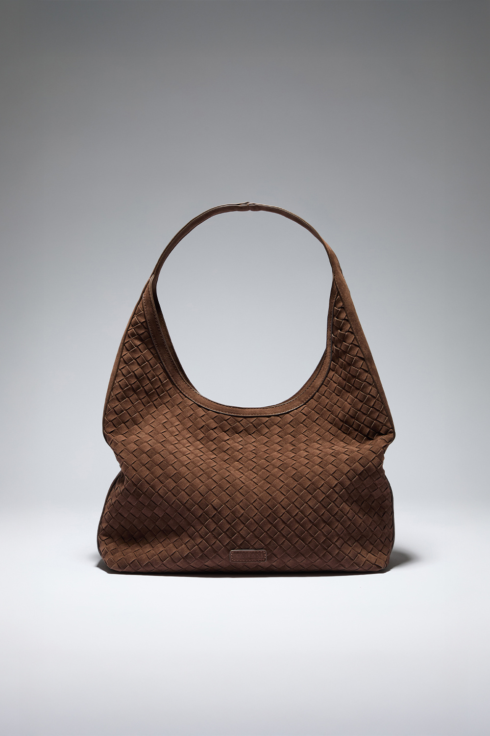 Brun hobo-taske med flettet tekstur