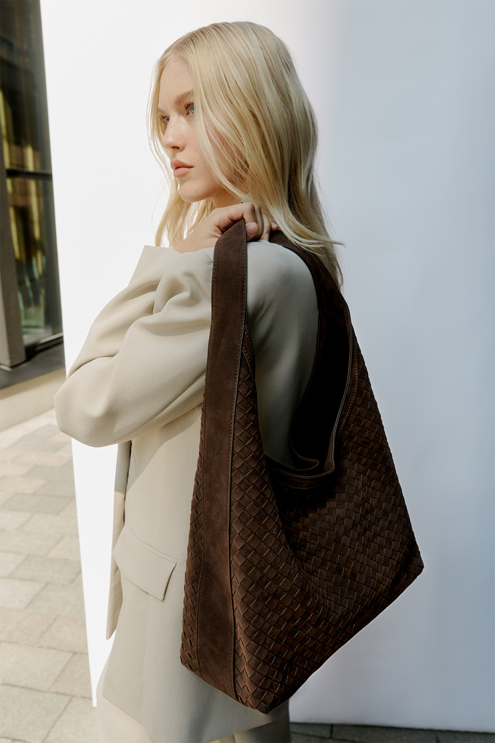 Brun hobo-taske med flettet tekstur