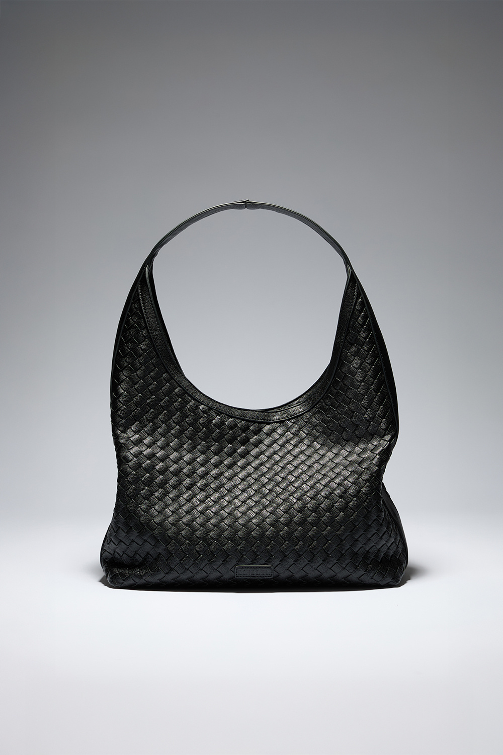Sort hobo-taske med flettet tekstur