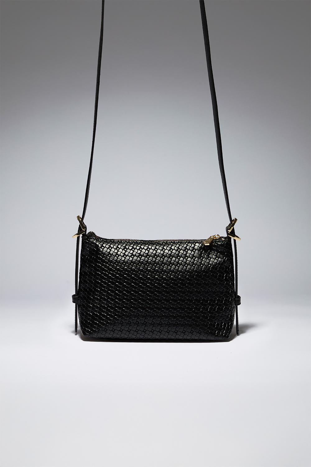 Sort crossbody-taske med vævet tekstur