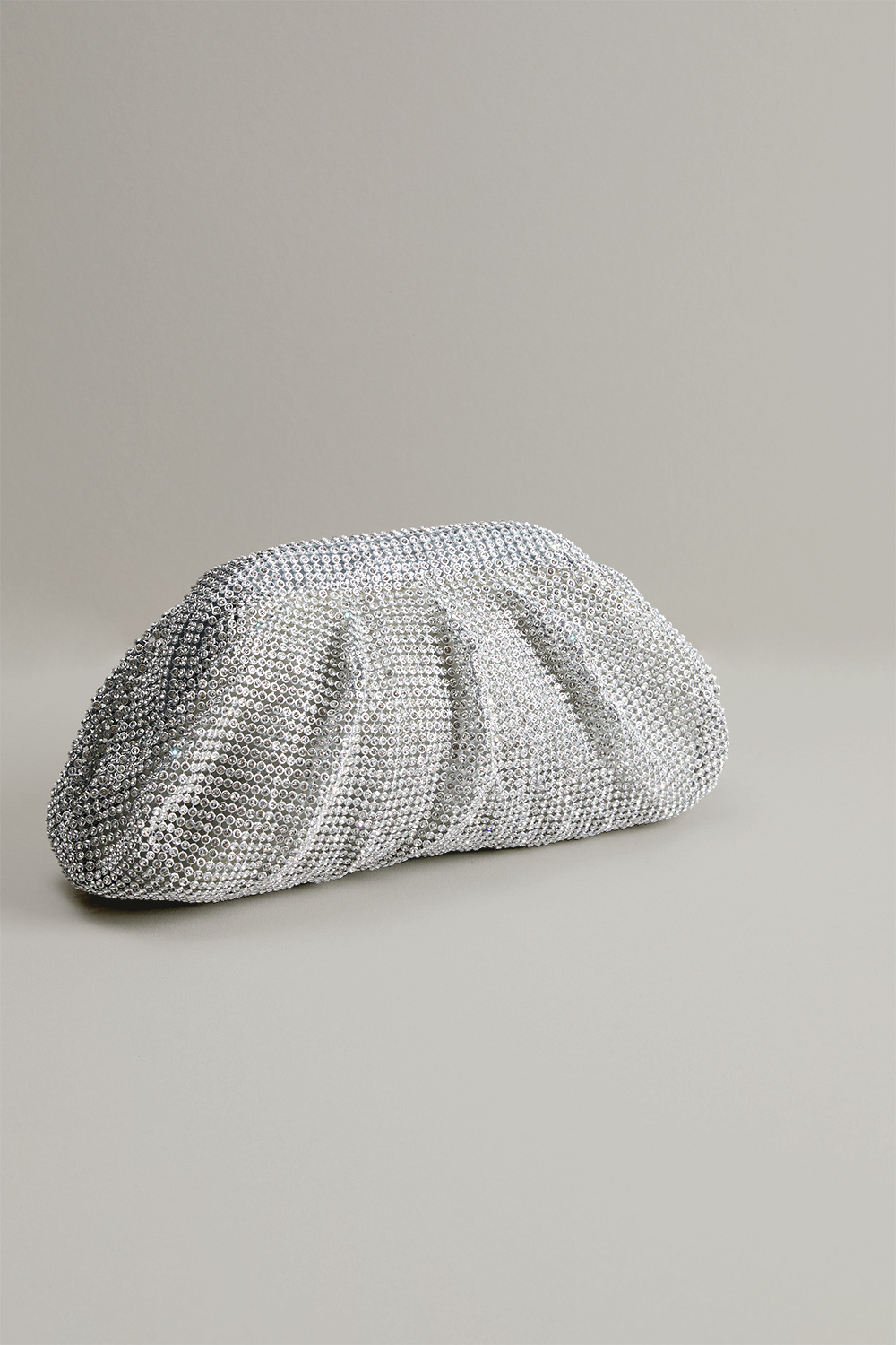 Blød sølvfarvet clutch-taske med rhinsten