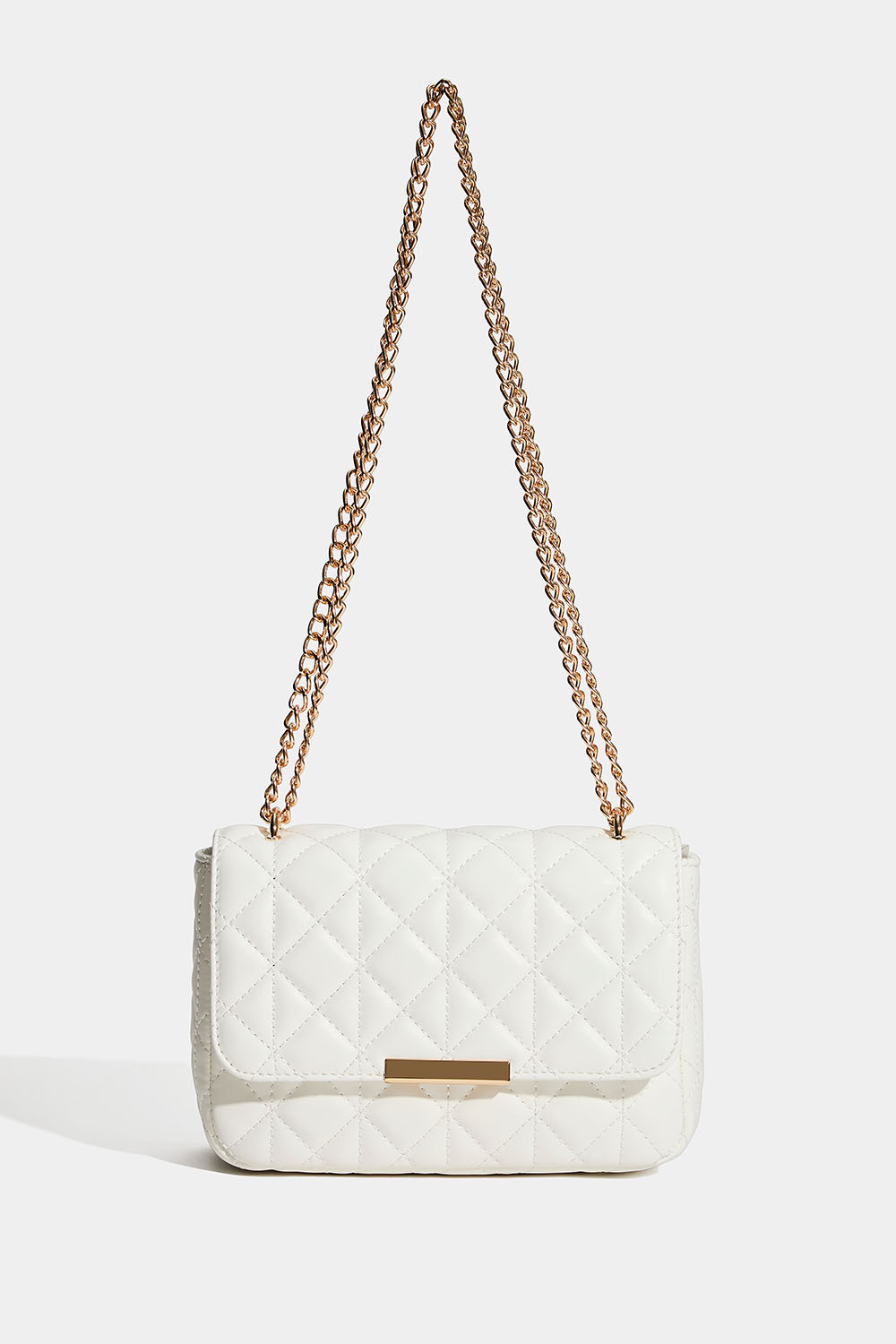 Hvid taske med quiltet design og guldfarvet skulderrem