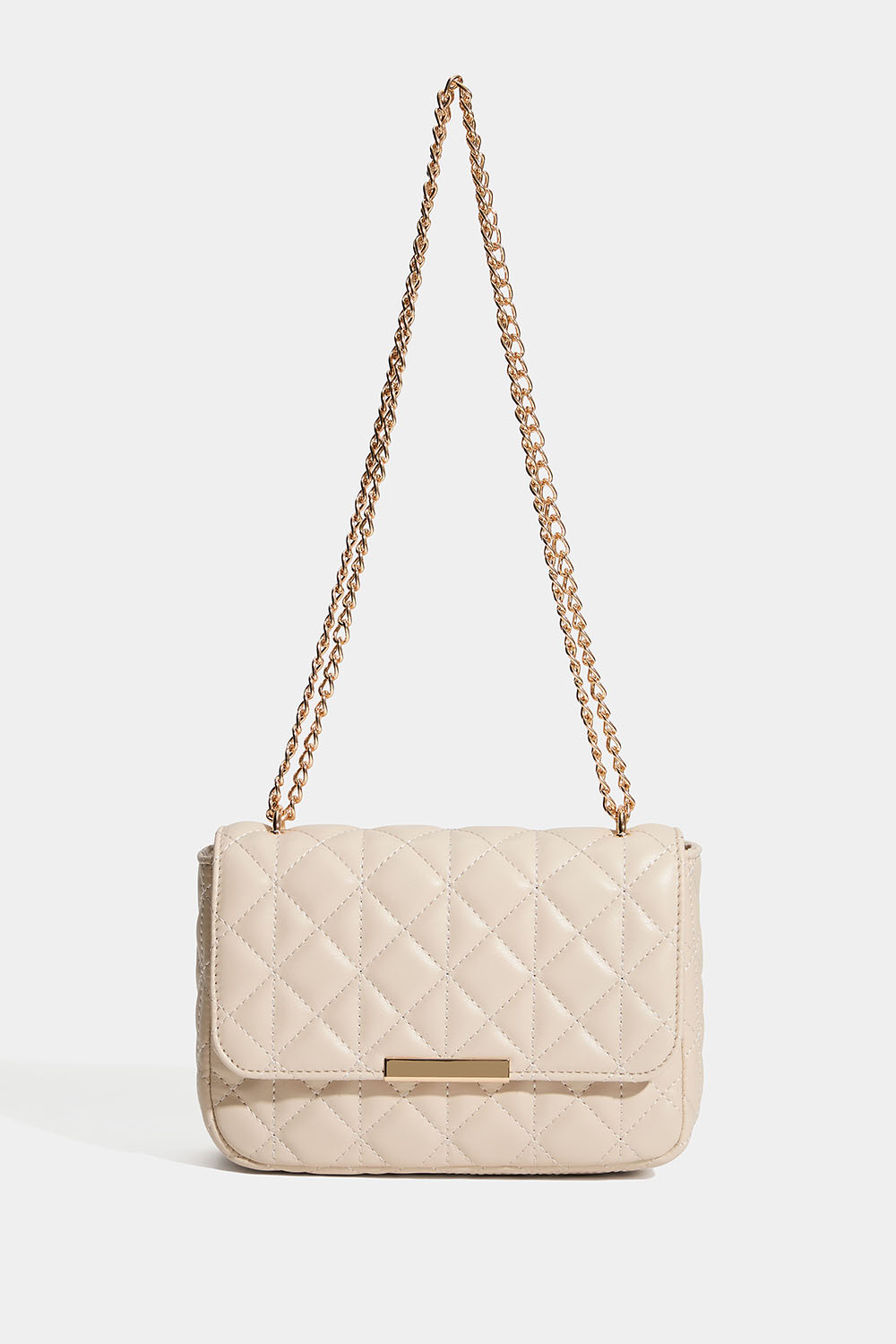 Lys beige taske med quiltet design og guldfarvet skulderrem