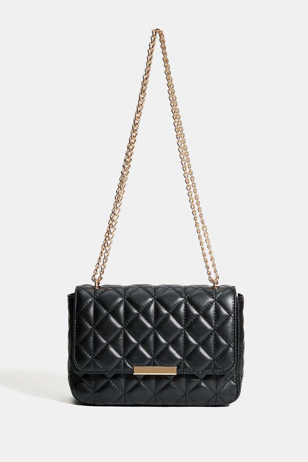 Sort taske med quiltet design og guldfarvet skulderrem