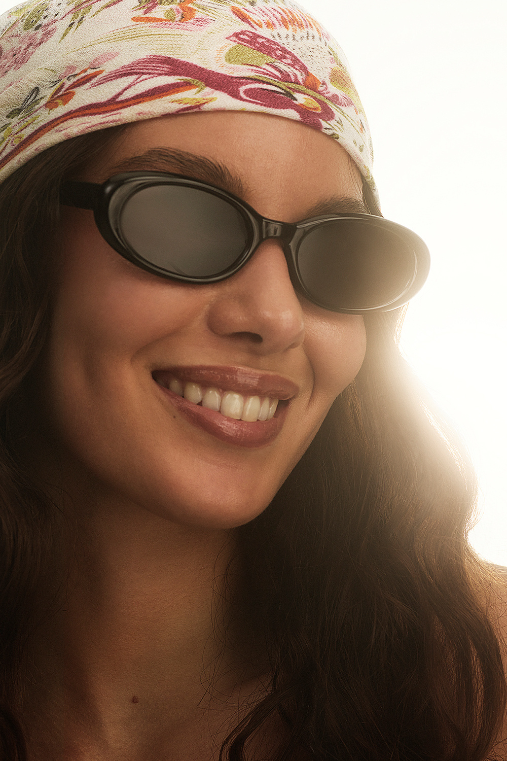 Ovale solbriller med sort stel