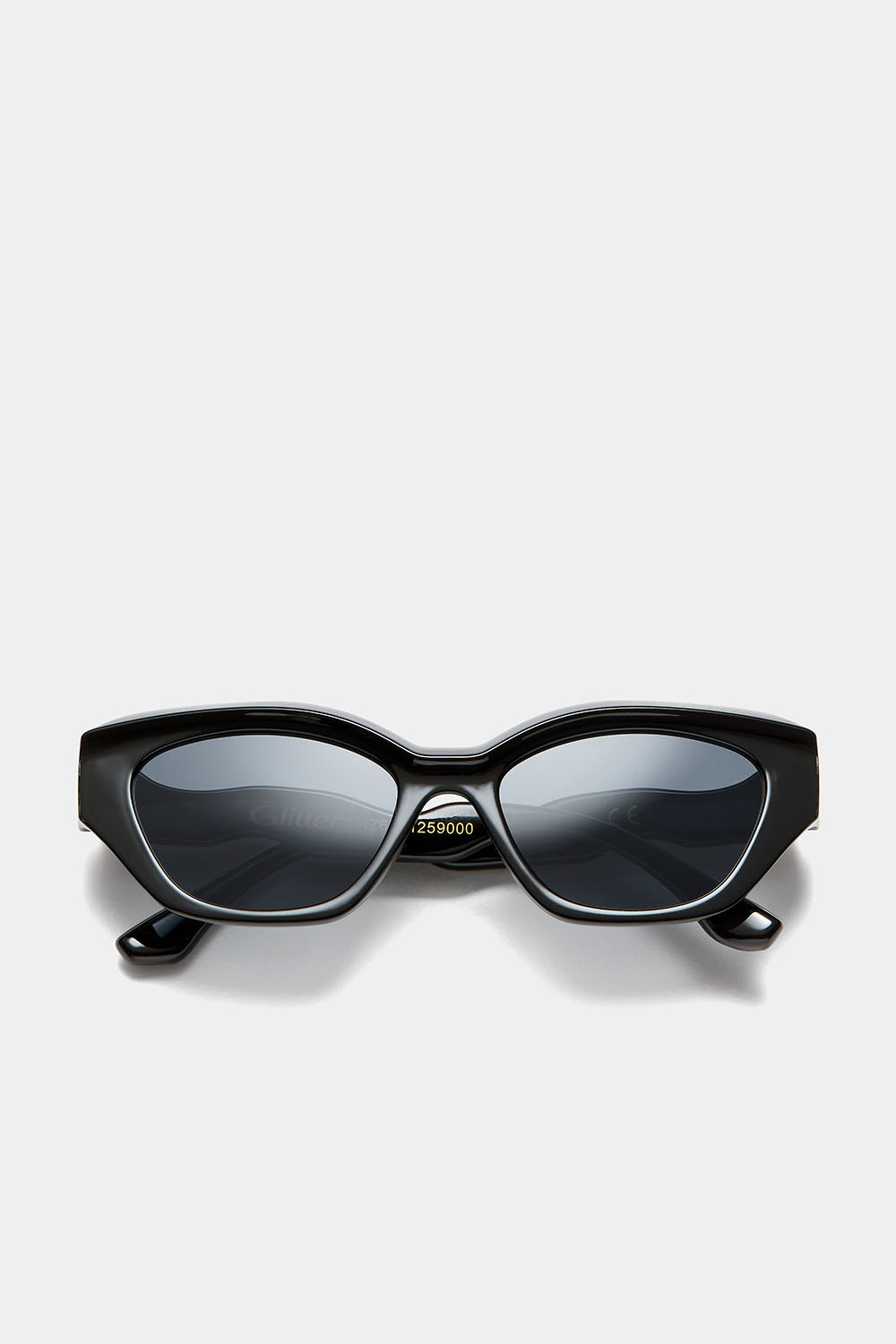Sorte solbriller i kantet cat-eye form
