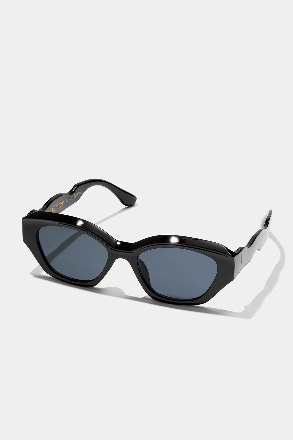 Sorte solbriller i kantet cat-eye form