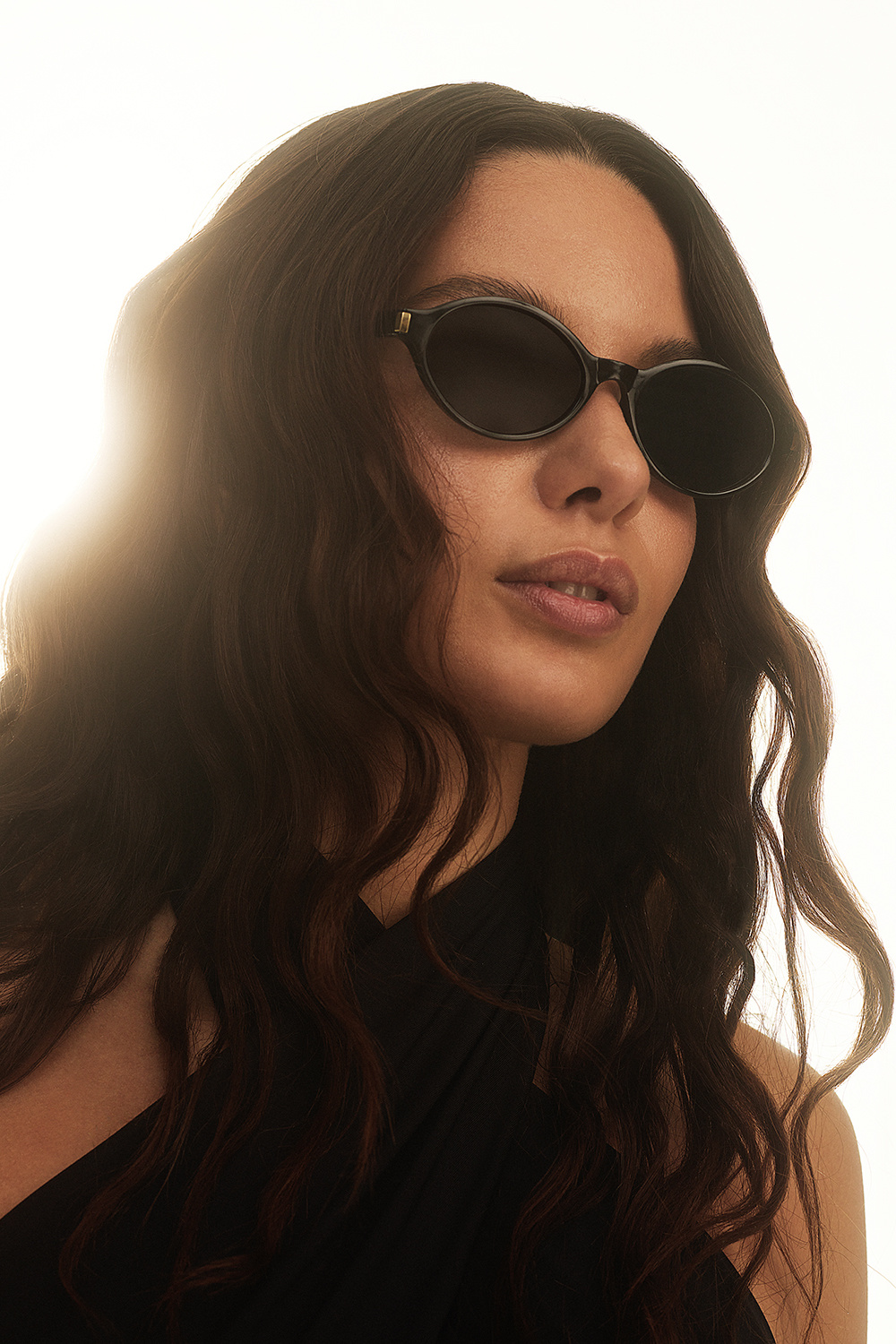 Sorte oversize solbriller med guldfarvede detaljer