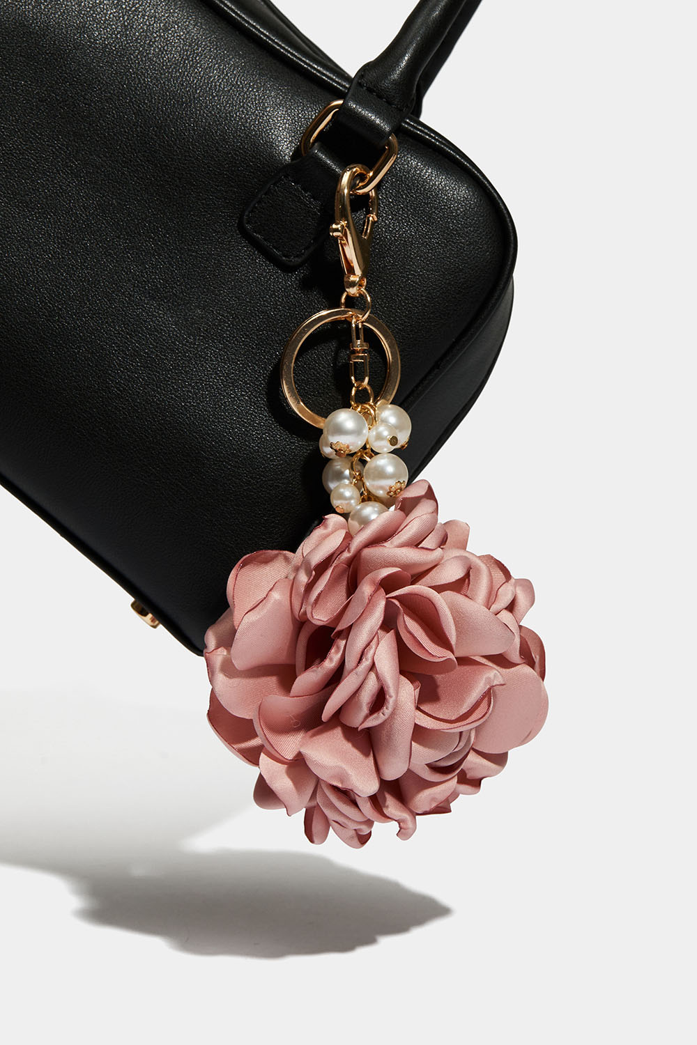 Taskepynt med perler og stor blomst