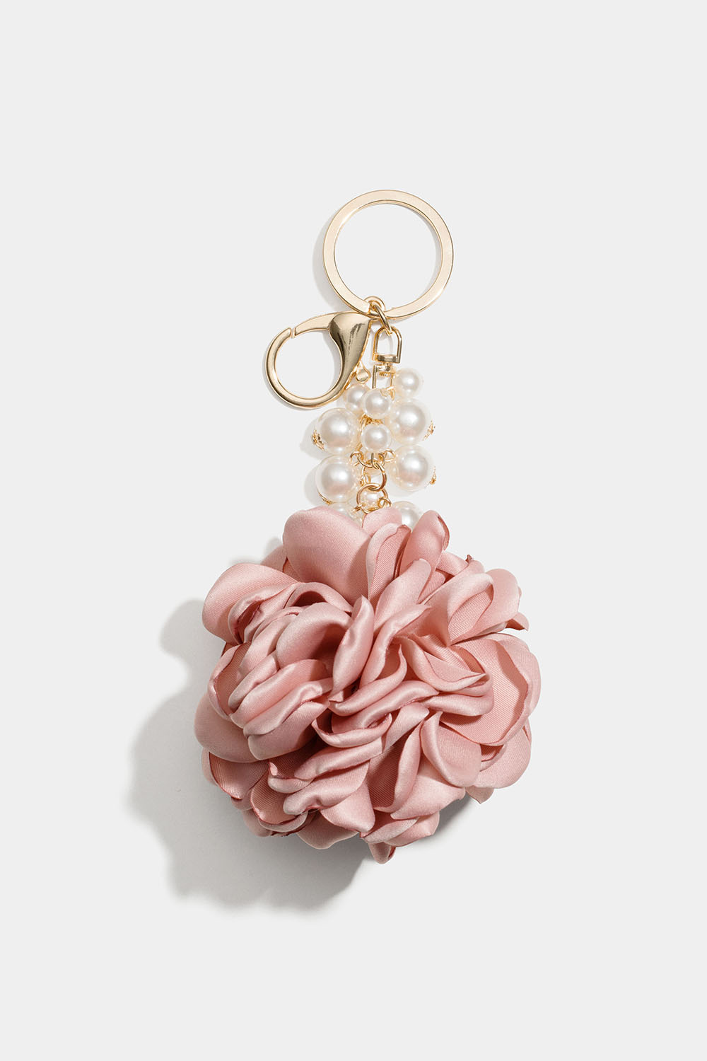 Taskepynt med perler og stor blomst