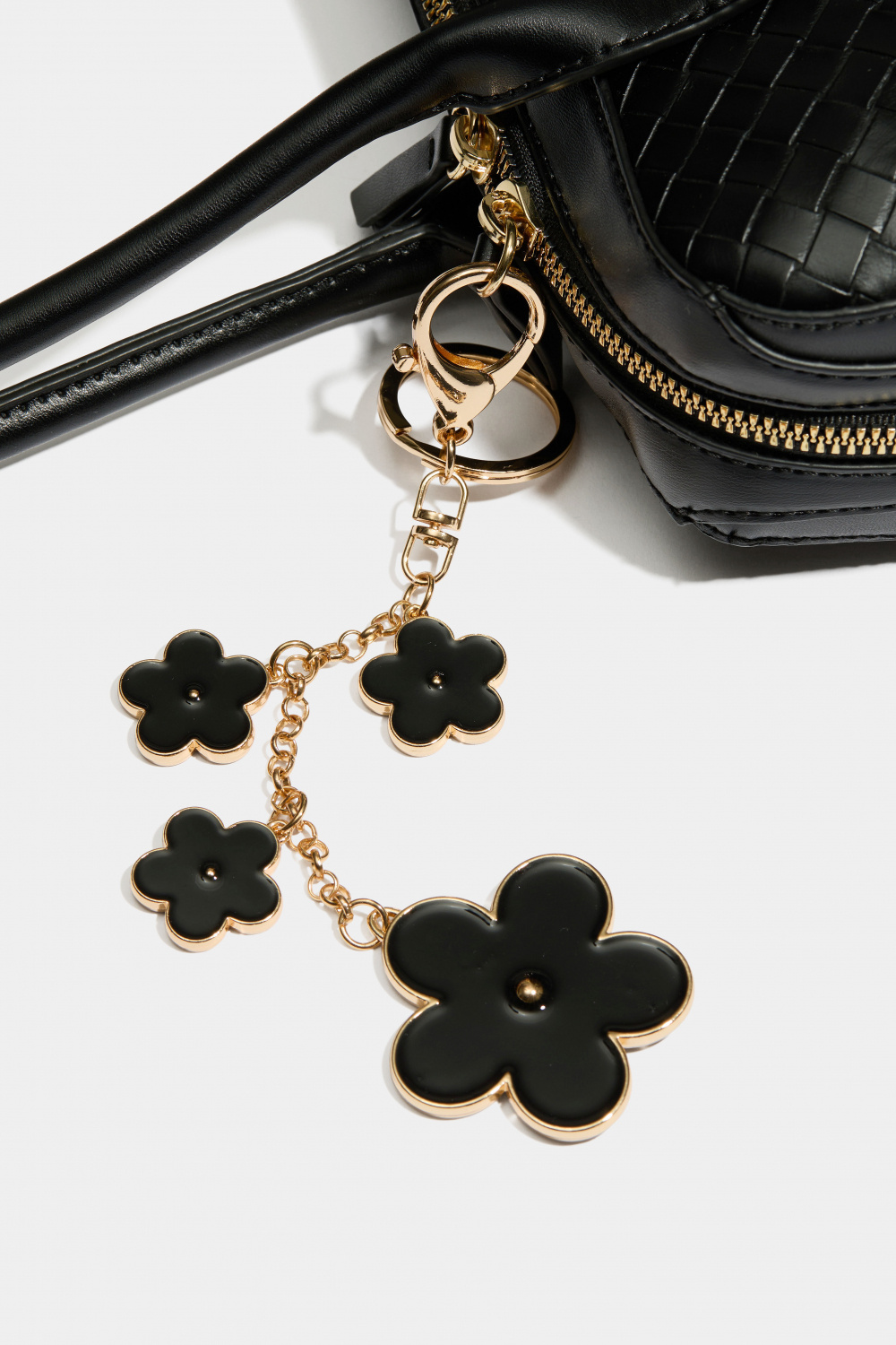 Taskepynt med sorte blomster