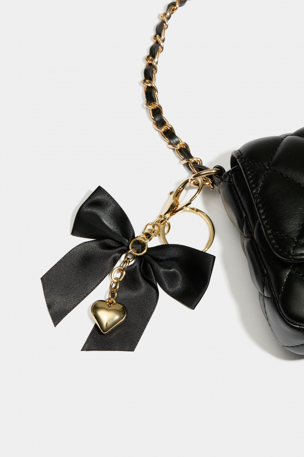 Taskepynt med sløjfe og hjerte