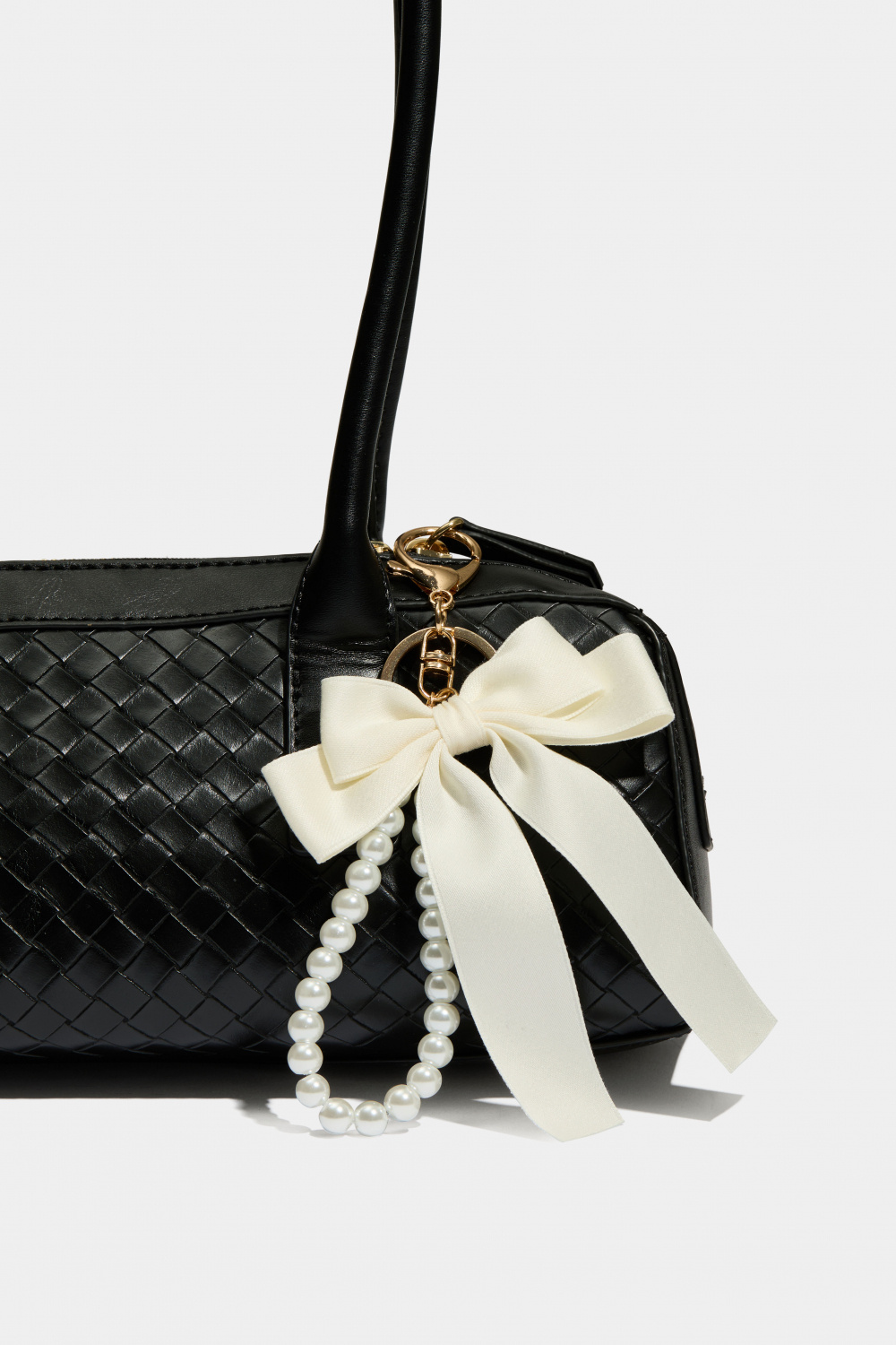 Taskepynt med hvid sløjfe og perlebånd