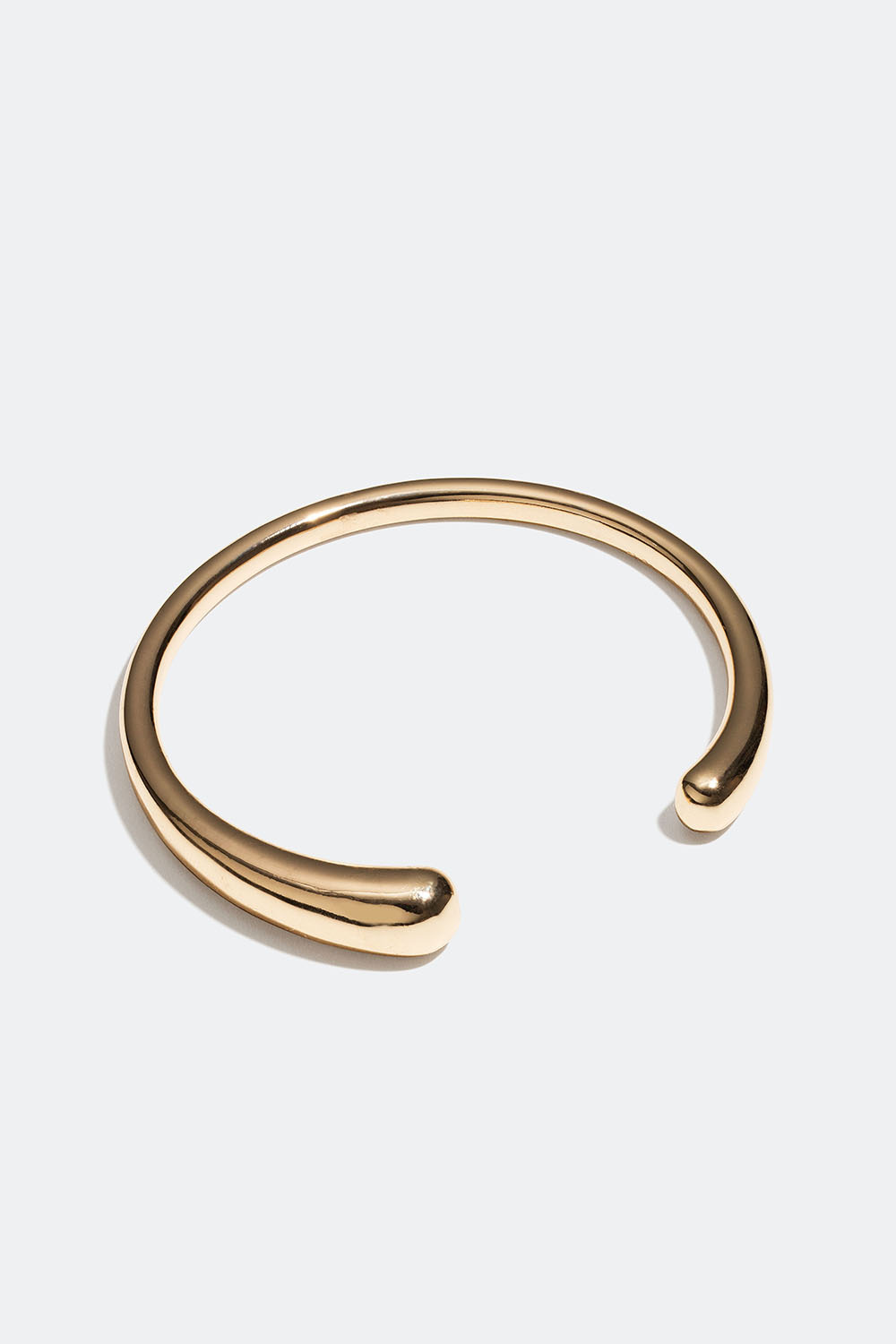 Guldfarvet armring med dråbeformet design