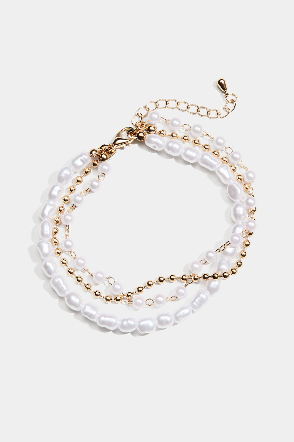 Guldfarvet tredobbelt armbånd med hvide perler