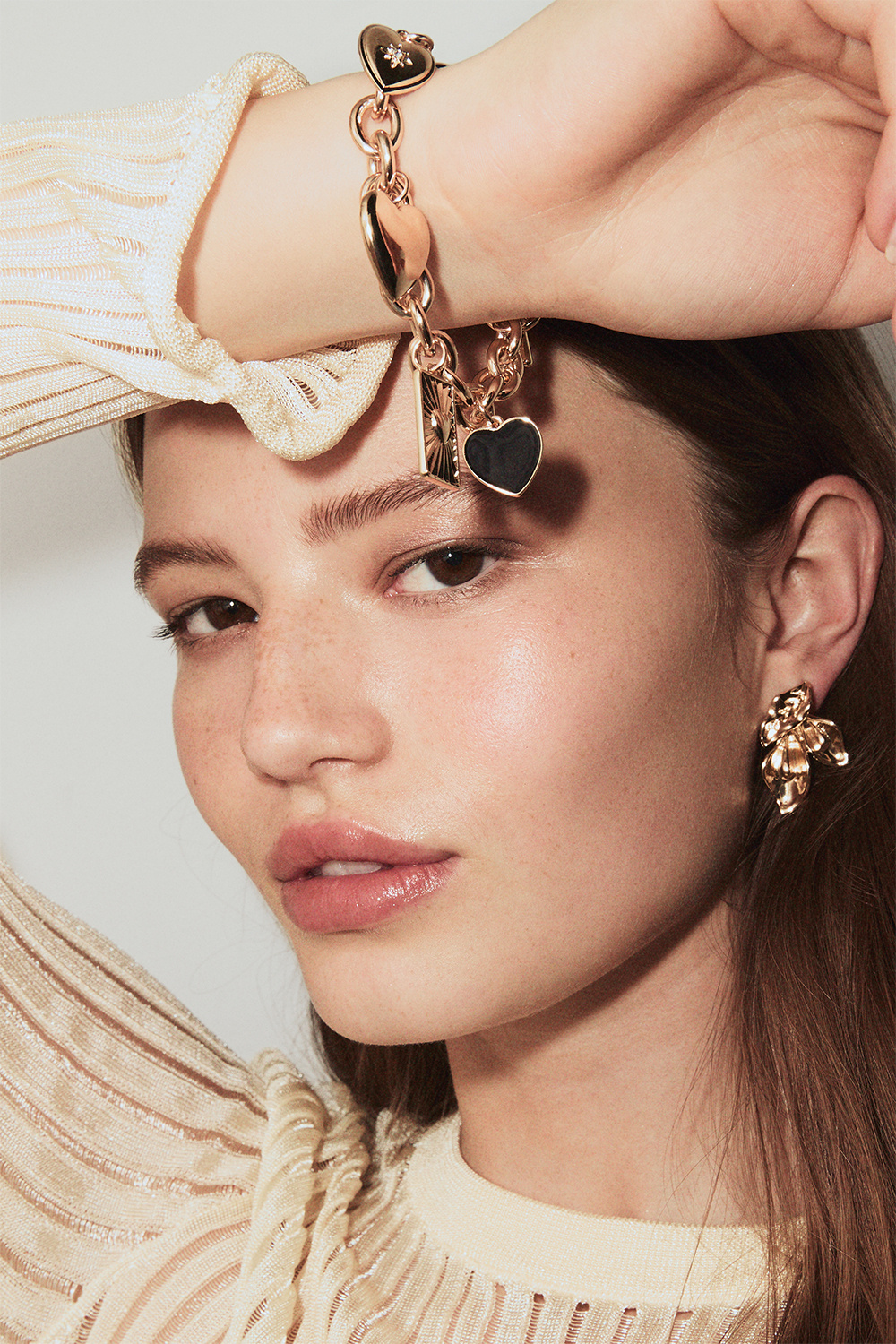 Kædearmbånd med hjertecharms i guld/sort