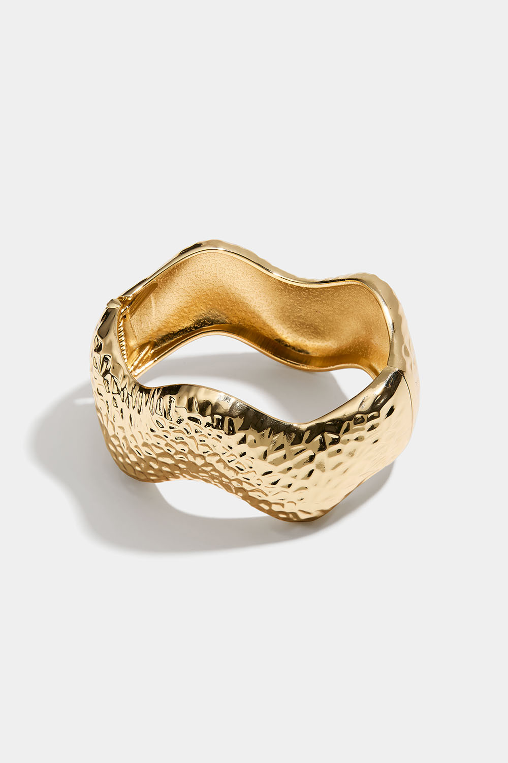 Guldfarvet manchetarmbånd med hamret struktur