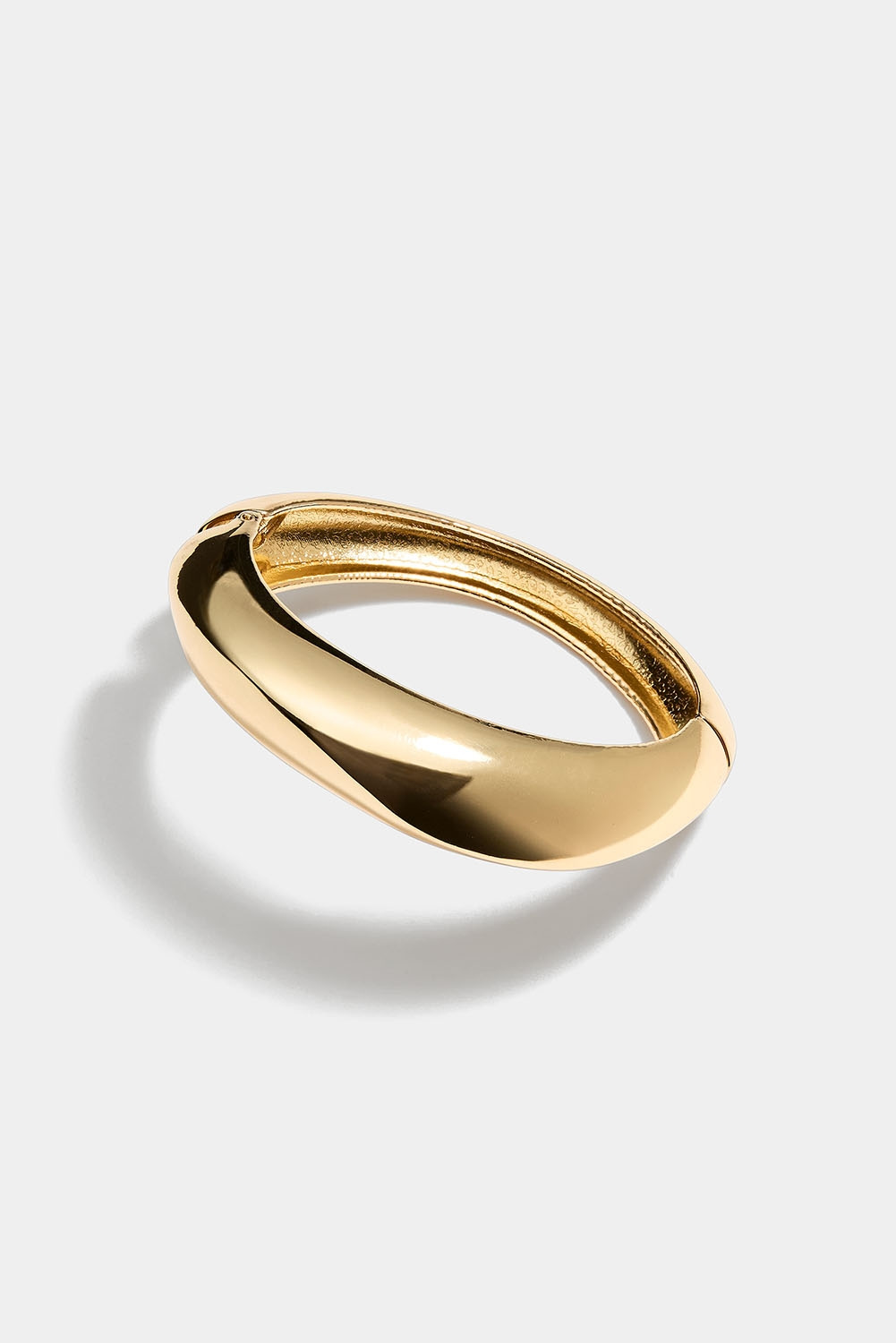 Guldfarvet manchetarmbånd med organisk form