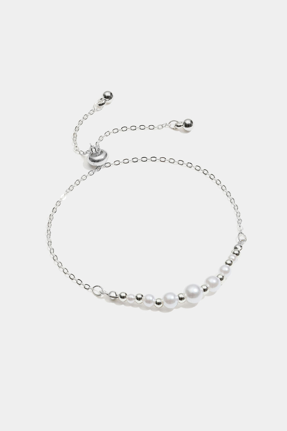 Armbånd med hvide og sølvfarvede perler