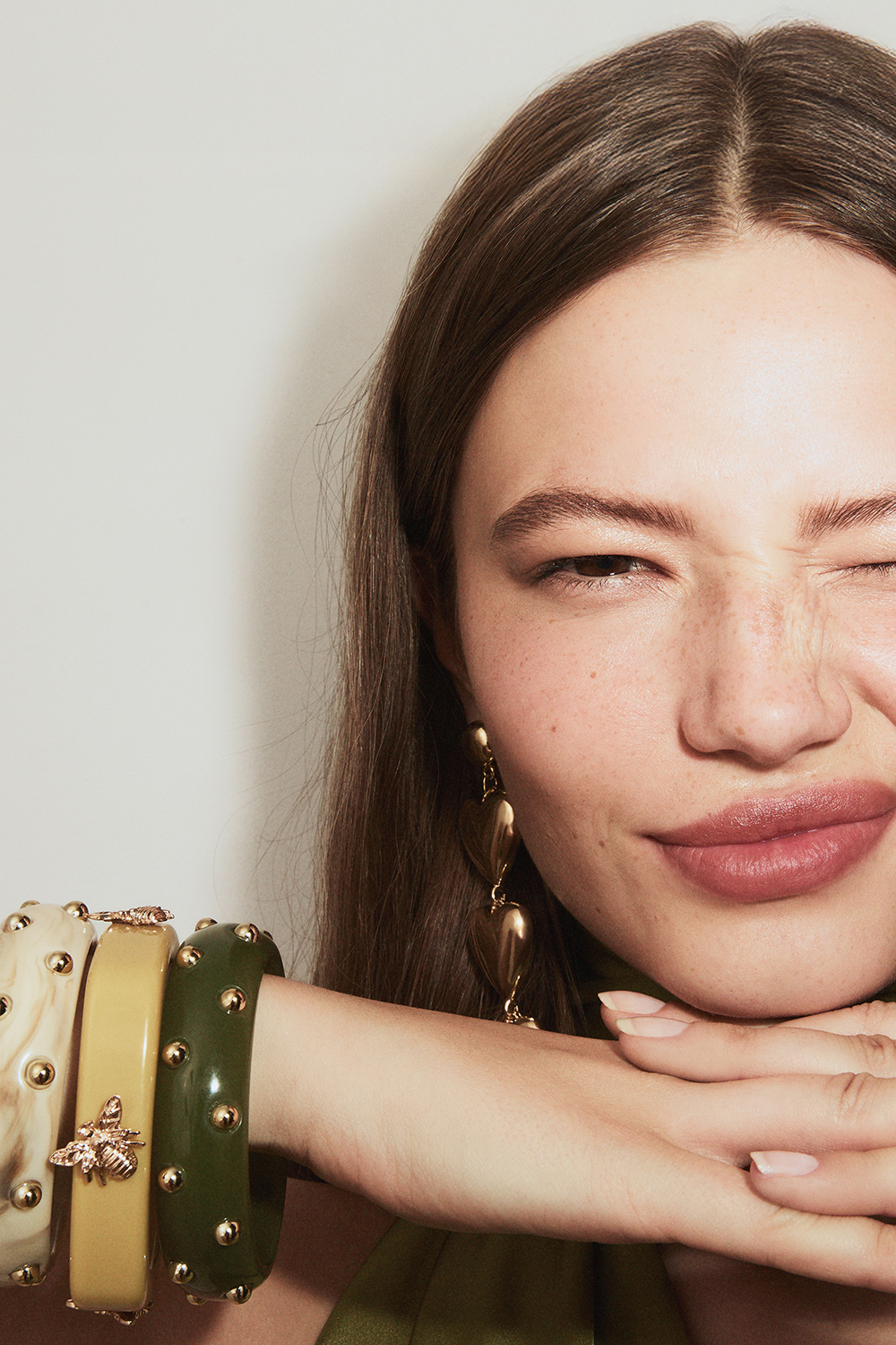 Armring med guldfarvede bier