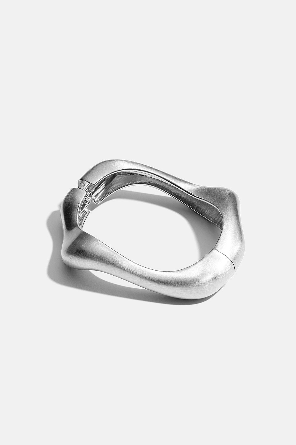 Armring i bølgeform og børstet finish