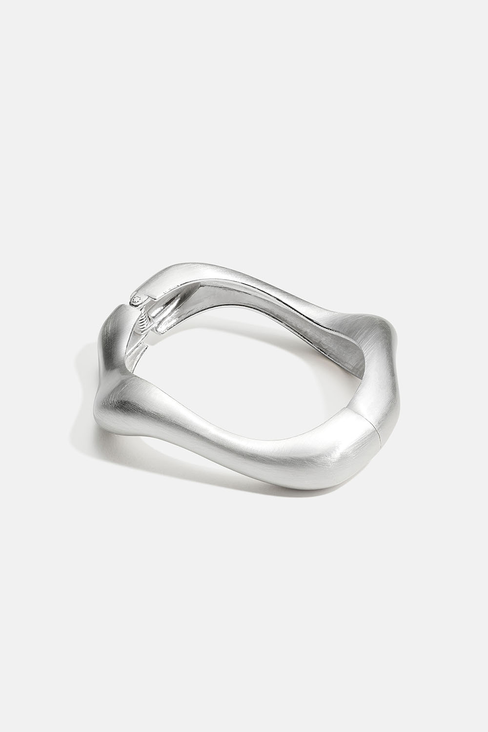 Armring i bølgeform og børstet finish