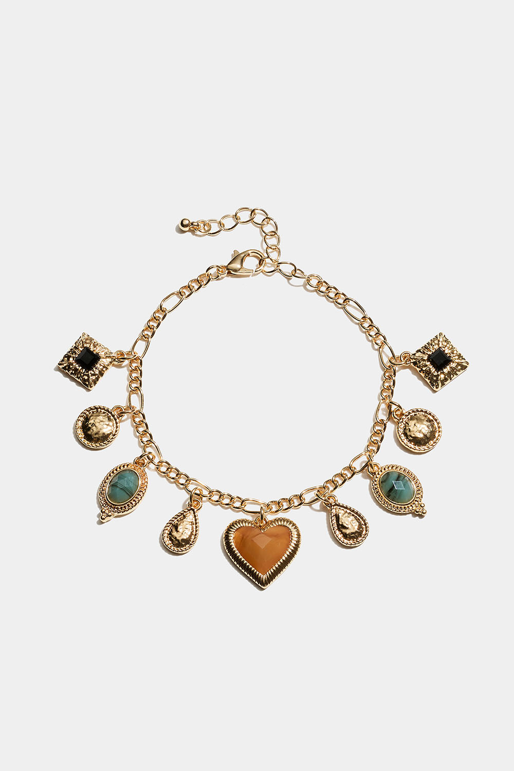 Guldfarvet armbånd med forskellige vedhæng