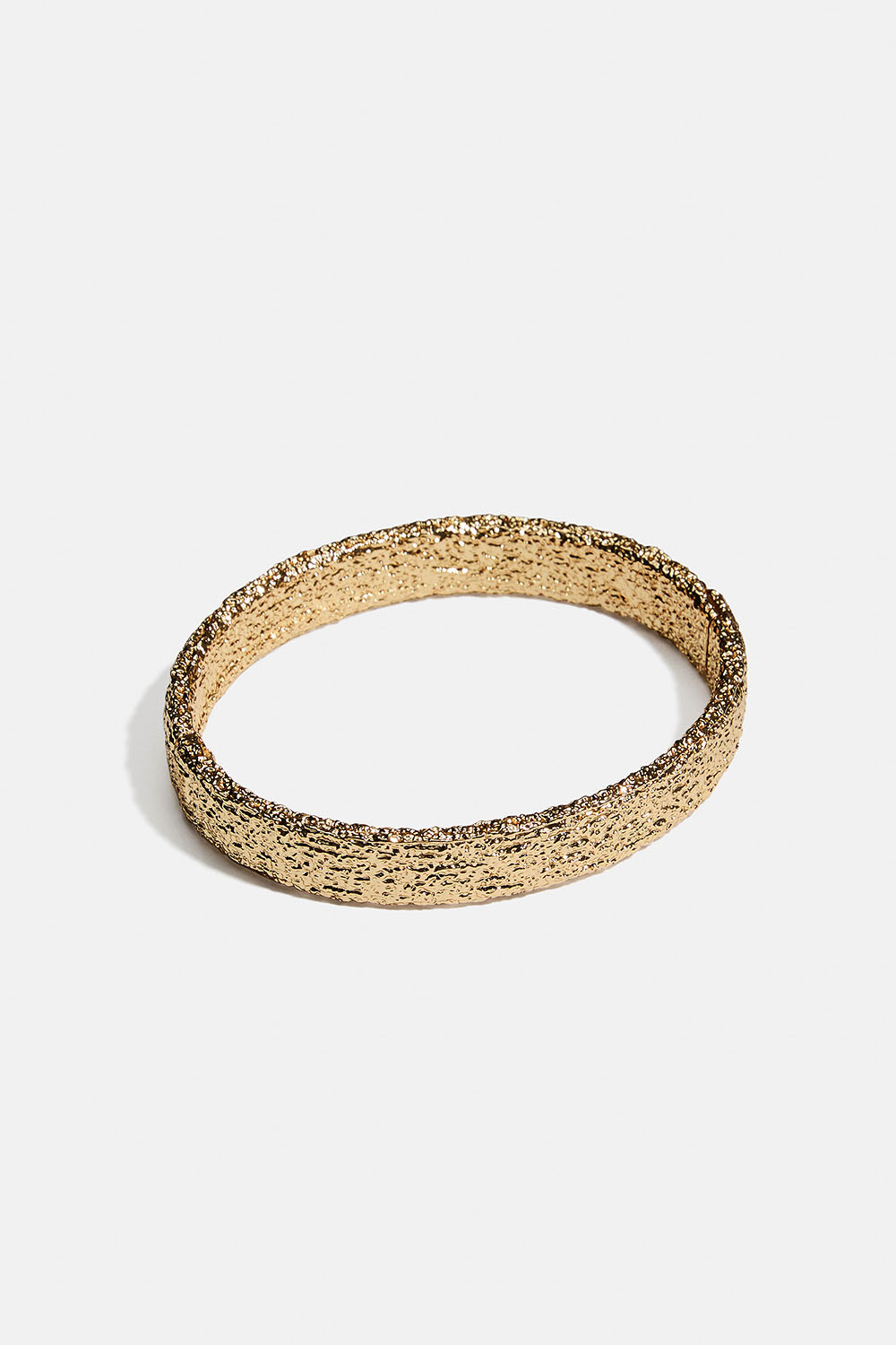 Guldfarvet armring med hamret design