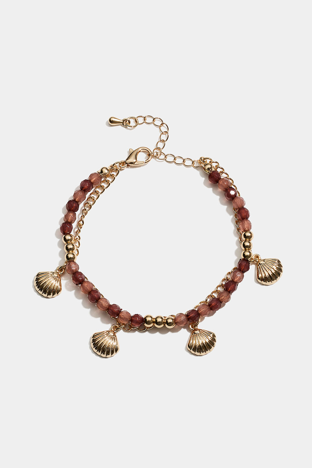 Dobbelt armbånd med brune perler og muslingeskaller