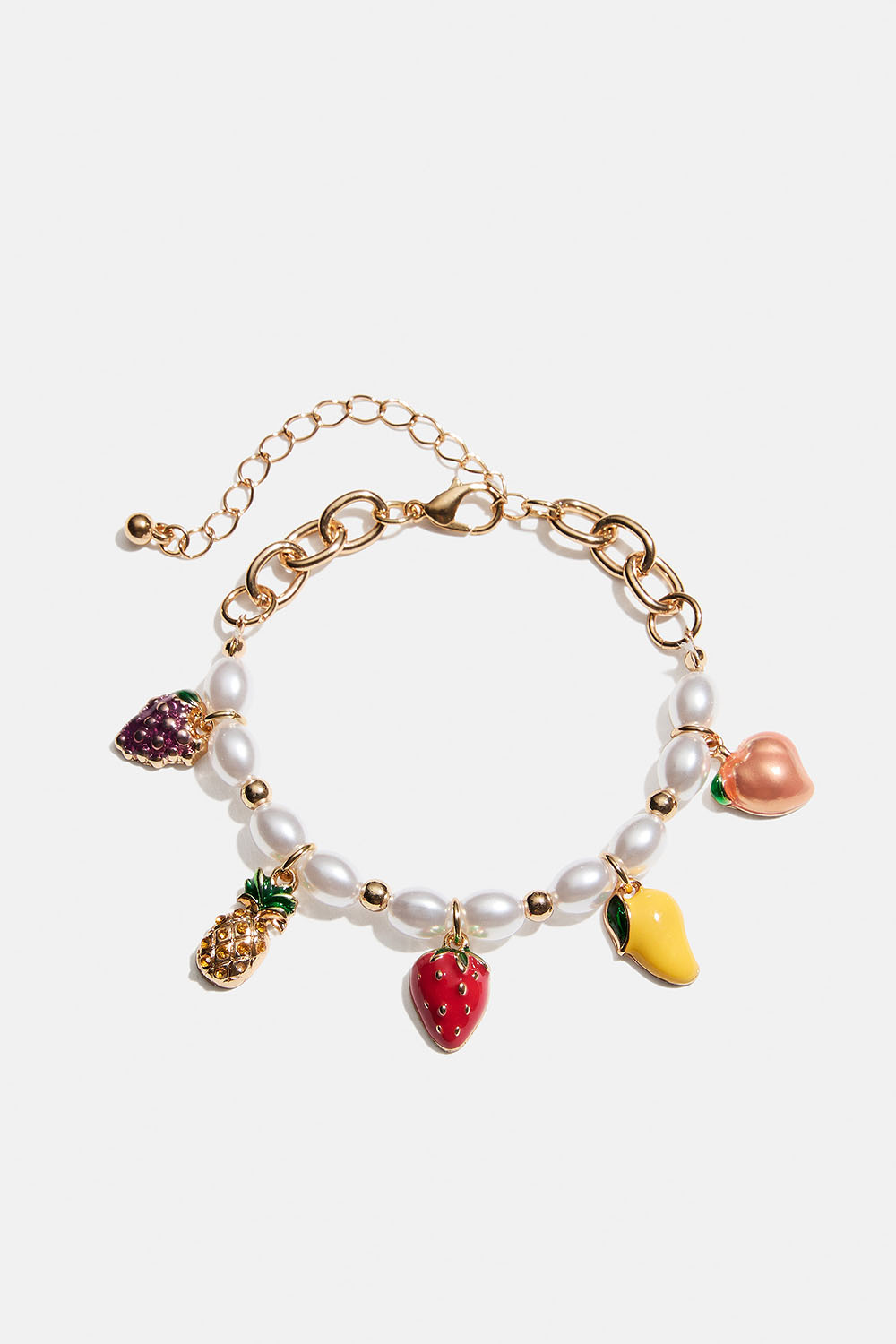 Armbånd med hvide perler og frugtvedhæng