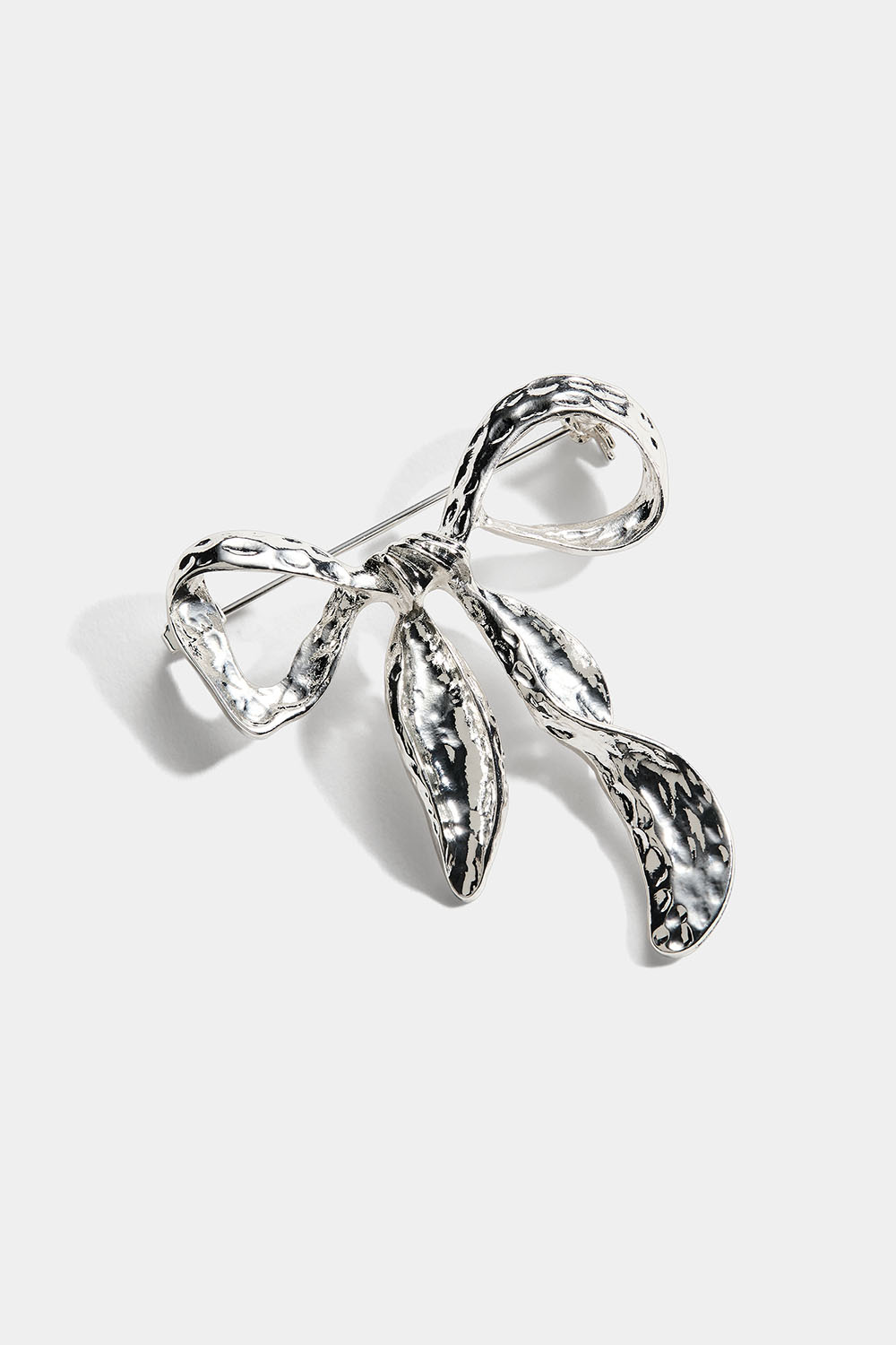 Broche med hamret sløjfe