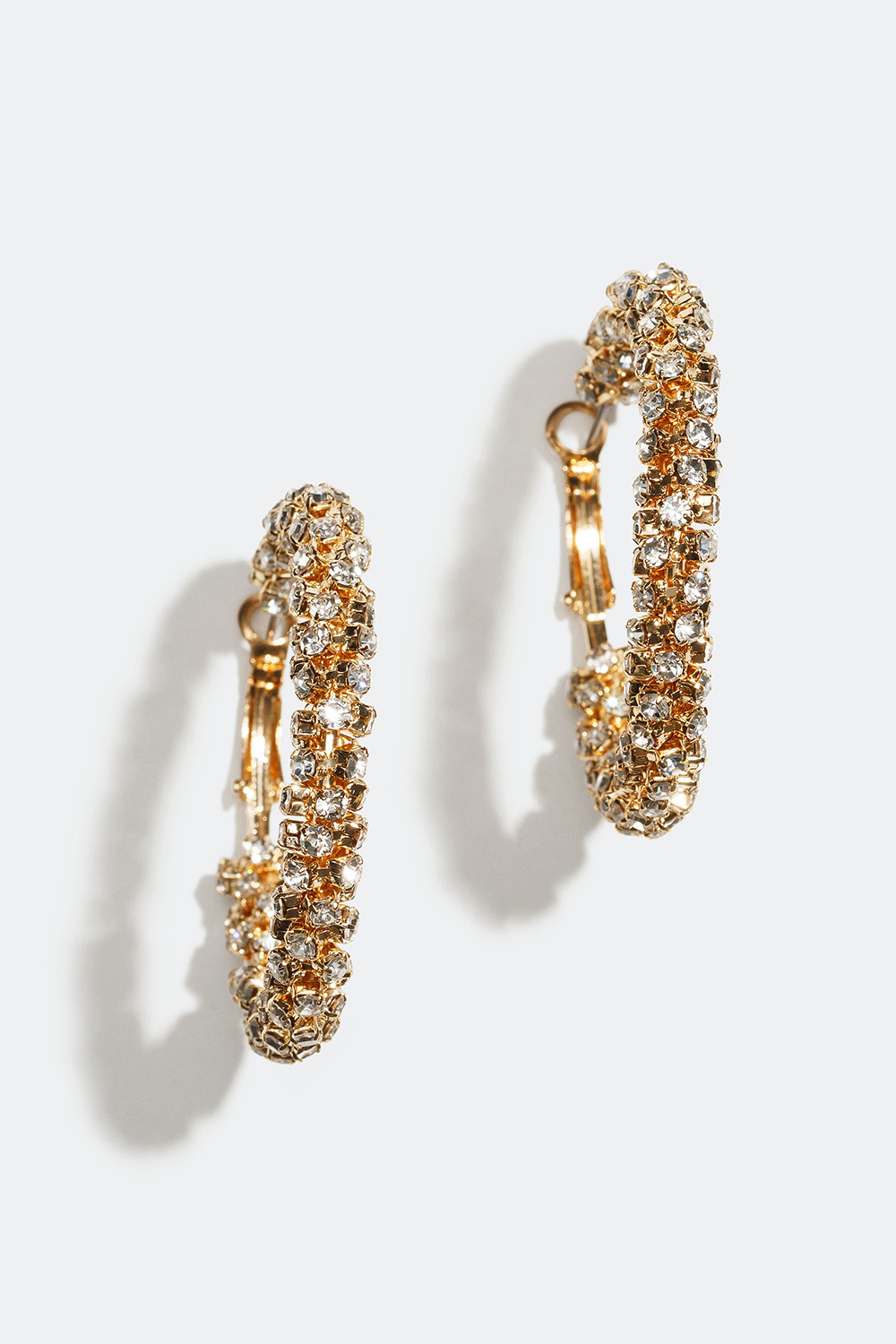 Guldfarvede hoops med snoede glassten