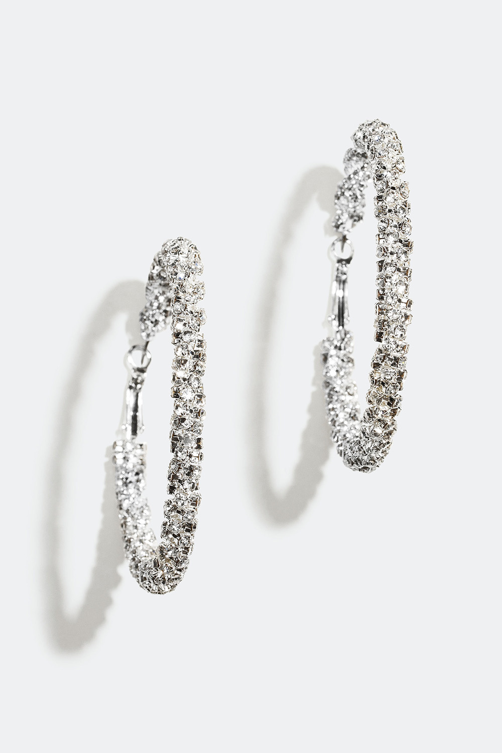 Store hoops med snoede glassten