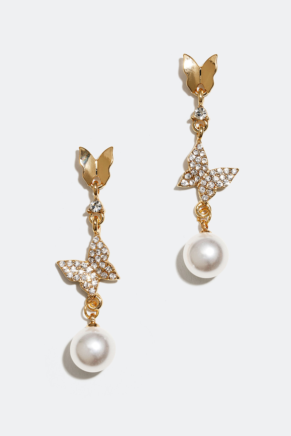 Guldfarvede øreringe med sommerfugle og perler
