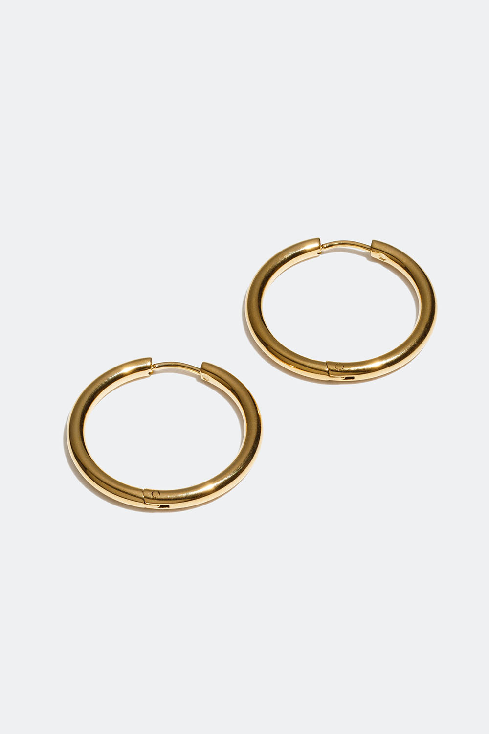 Hoops i stål med 18k guld