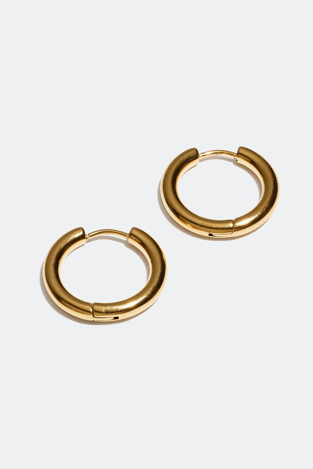 Hoops i stål med 18k guld 