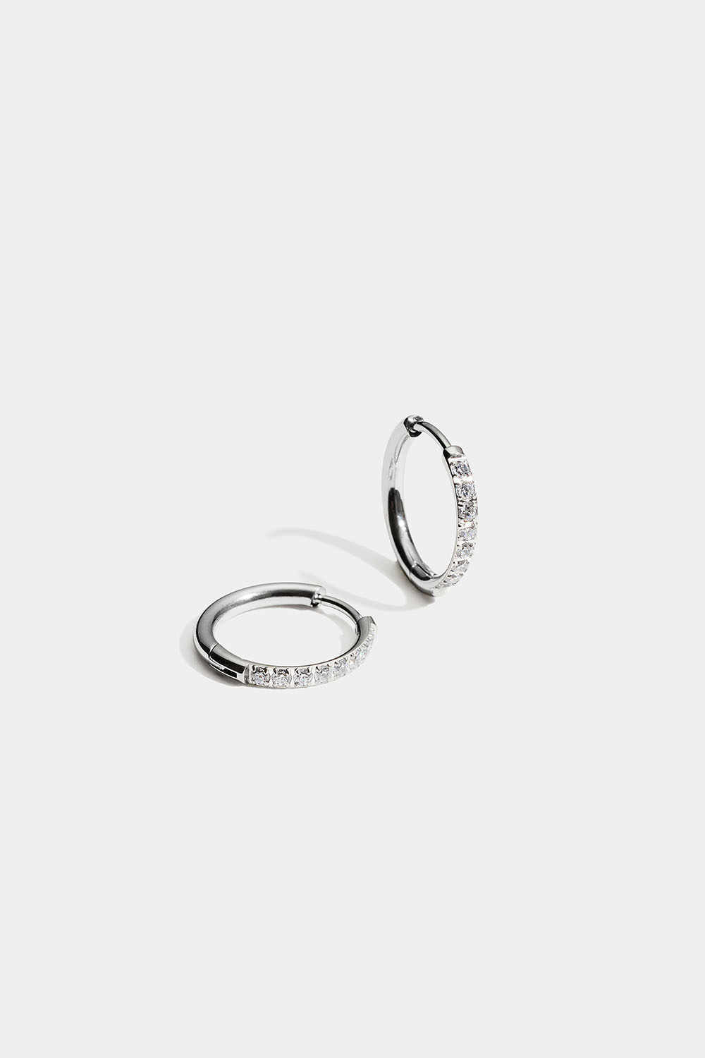 Små hoops i stål med cubic zirconia